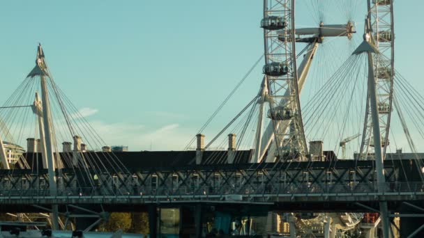 Londres - 12 DE NOVIEMBRE DE 2014: Hungerford Bridge al atardecer, London Eye al fondo — Vídeos de Stock