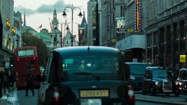 London - 12 November, 2014: Trafik vid solnedgång, Strand, London — Stockvideo