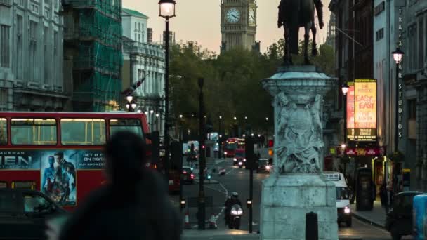 Londýn - 12 listopadu 2014: Pohled z Trafalgar square, Big Ben, Charles socha — Stock video