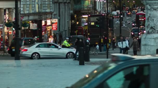 Londra - 12 NOVEMBRE 2014: Vista da Trafalgar square, traffico — Video Stock