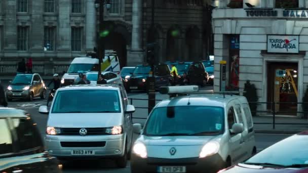 Лондон - 12 ноября 2014 г.: Движение на Трафальгарской площади — стоковое видео