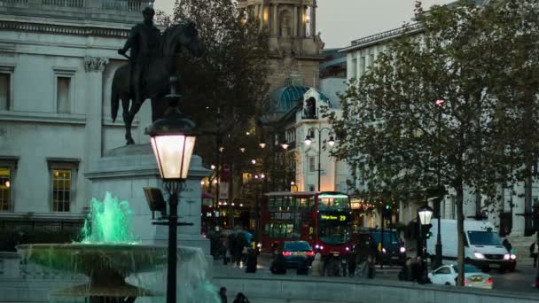 London - NOVEMBER 12, 2014: Trafalgar Square, King George IV Statue — Stock Video