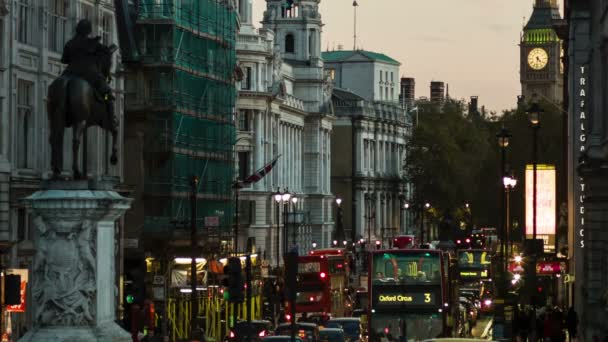 Londýn - 12 listopadu 2014: Pohled z Trafalgar square, Big Ben, Charles socha — Stock video