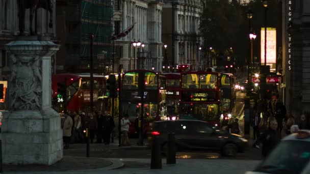 Londen - 12 November 2014: Uitzicht vanaf Trafalgar square, Charles standbeeld, verkeer op de achtergrond — Stockvideo