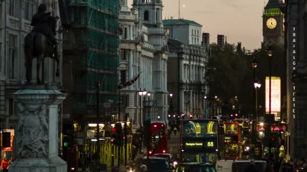 Лондон - 12 ноября 2014 г.: Вид с Трафальгарской площади, Биг Бен, статуя Чарльза, Красные автобусы — стоковое видео