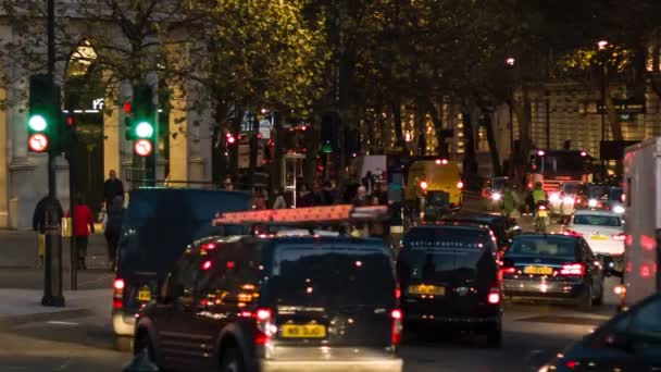 Londres - NOVEMBRO 12, 2014: Tráfego em Charing Cross após o pôr do sol — Vídeo de Stock