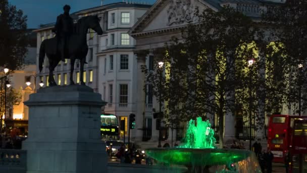 Londýn - 12 listopadu 2014: Trafalgar Square, krále George Iv Statue, červený autobus kolem — Stock video