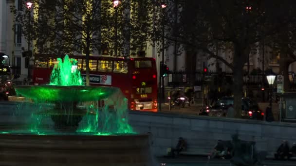 London - NOVEMBER 12, 2014: View from Trafalgar Square after sunset, fountain — Stock Video