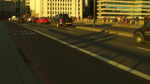 London - 25. Oktober 2014: London Bridge Verkehr — Stockvideo