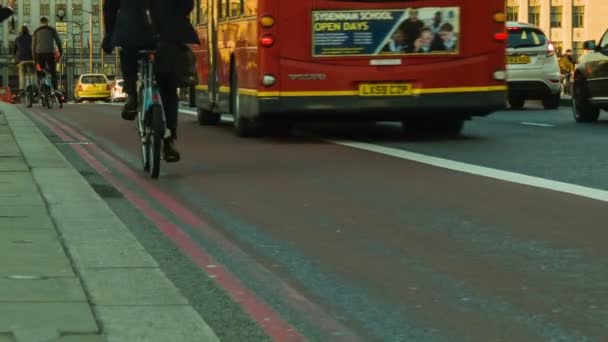 Лондон - 25 октября 2014 г.: Лондонский мост с такси и автобусами — стоковое видео