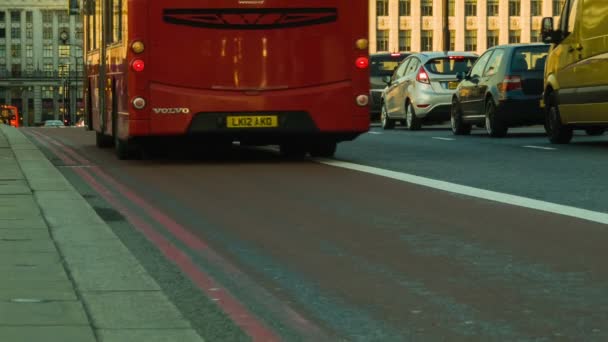 Londen - 25 oktober 2014: London Bridge verkeer met taxi's en bussen — Stockvideo