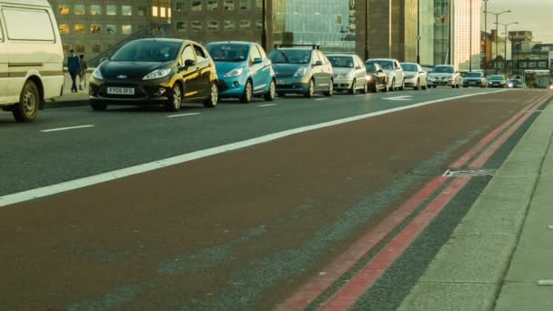 Londres - 25 de octubre de 2014: London Bridge Tráfico con taxis y autobuses — Vídeos de Stock