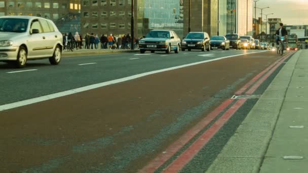 Londen - 25 oktober 2014: London Bridge verkeer met taxi's en bussen — Stockvideo