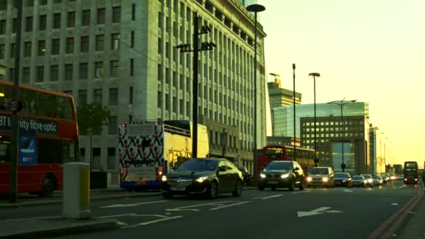 London - 25. Oktober 2014: London Bridge Verkehr mit Taxis und Bussen — Stockvideo