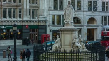 Londra - 08 Aralık 2014: Eski heykel, Kraliçe Anne adlı, St Paul's geçen otobüs