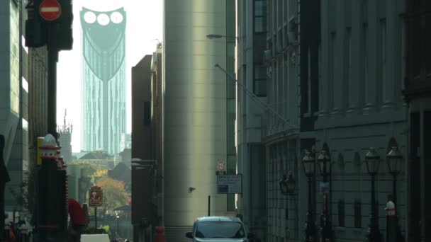 London - OCTOBER 28, 2015: Walking to Work, London, City. Black cab passing, Strata SE1 is in the background in — Stock Video