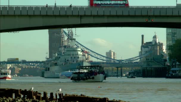 ロンドン テムズ川、ボートを渡す明るい朝 — ストック動画