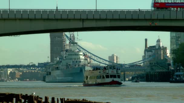 London - 28 oktober 2014: Ljusa morgon på Thames, båten passerar, London — Stockvideo