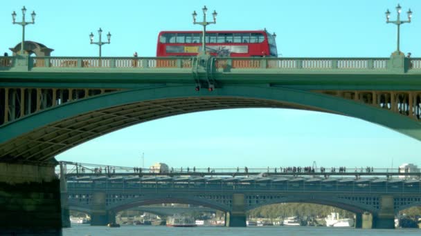 Лондон - 28 октября 2014 года: Красный автобус проезжает по мосту Блэкфрайерс, утро, Лондон — стоковое видео