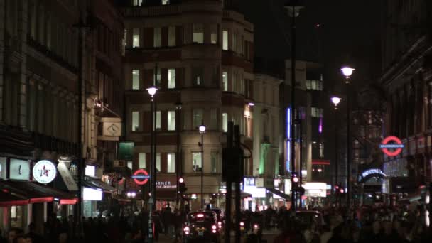 London - 18 November 2014: Drukke winkelstraat avond in Londen, Soho — Stockvideo