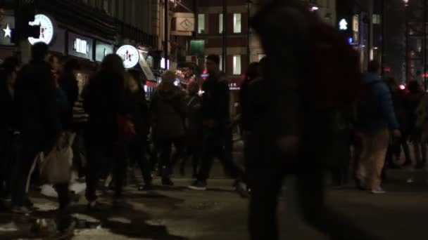 London - November 18, 2014: Forgalmas bevásárló este Londonban, Soho — Stock videók