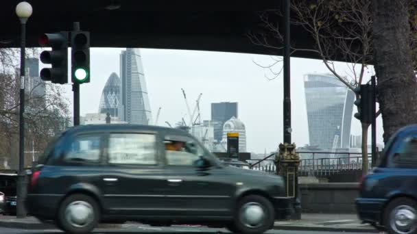 Londen - 03 December 2014: City of London, lage hoek, onder de Waterloo Bridge — Stockvideo
