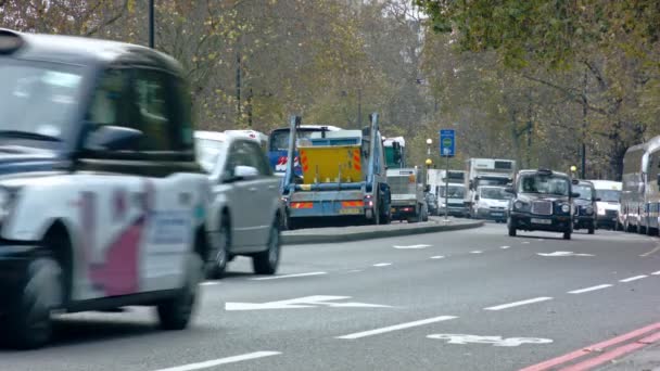 Londres - 03 DE DICIEMBRE DE 2014: Disparo de bajo ángulo del tráfico de Londres — Vídeos de Stock