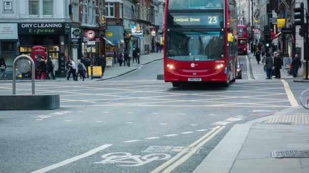 Лондон - 8 ДЕКАБРЯ 2014 г.: Движение на перекрестке в Лондоне — стоковое видео