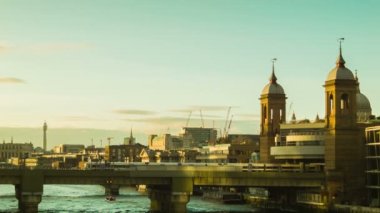 Cannon Street İstasyonu'na geçen tren