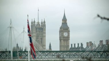 İngiliz dalgalanan bayrak ile Big Ben, yakın çekim