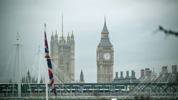 Βρετανική σημαία με το Μπιγκ Μπεν, κοντινό πλάνο — Αρχείο Βίντεο