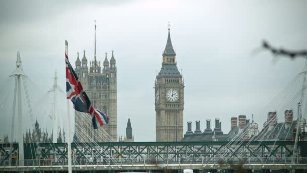 Brittiska viftande flagga med Big Ben — Stockvideo