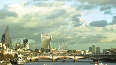 Yavaş bulutlar ile Londra'ya turuncu günbatımı