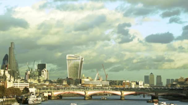 Oranje zonsondergang op Londen met langzame wolken — Stockvideo