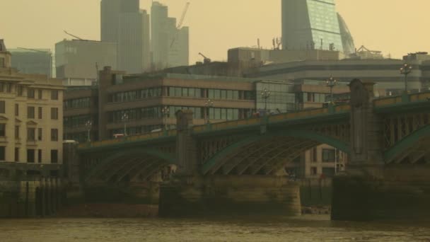 Pan op de Southwark Bridge ochtend tijde, Londen — Stockvideo