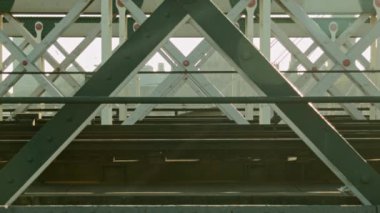 Tren demiryolu köprüsü üzerinde sol taraftan taşınıyor