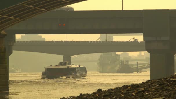 Barco que pasa por debajo del puente ferroviario, Londres — Vídeos de Stock