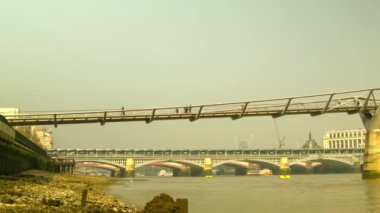 Panoramik Londra Millennium Köprüsü soldan sağ tarafında