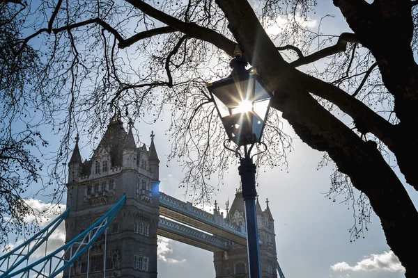 Sun trapped in a street lamp at Tower Bridge — Stock Photo, Image