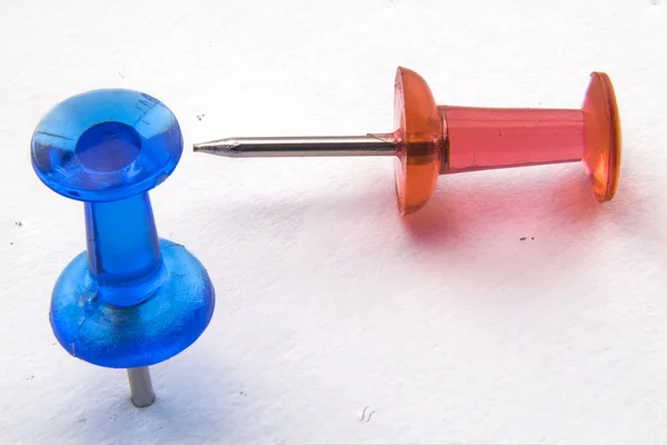 Pin bir teknik inceleme, mavi ve kırmızı pin — Stok fotoğraf