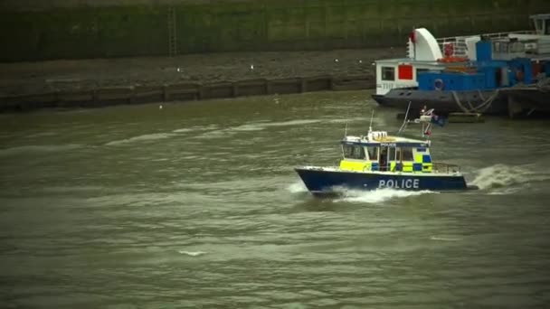 Londra - 11 agosto 2015: Barca della polizia sul Tamigi in tempo nuvoloso — Video Stock