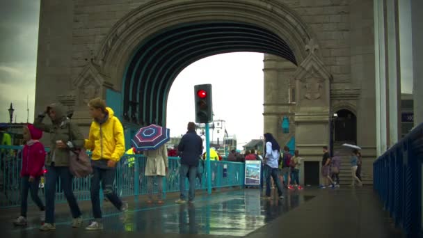 Londyn - 11 sierpnia 2015: Rowerzyści na Tower Bridge, Londyn — Wideo stockowe