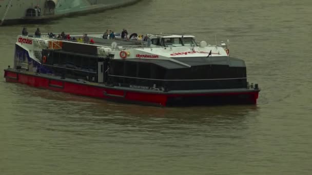 Londra - 11 agosto 2015: Citycruises sul Tamigi, svolta — Video Stock