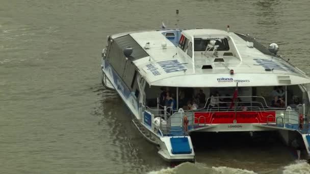 Londra - 11 agosto 2015: Barca turistica da vicino sul Tamigi, Londra — Video Stock
