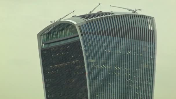 London - augusztus 11, 2015-re: Egy felhőkarcoló London, a Temze Tilt — Stock videók