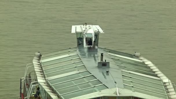 Londýn - 11 srpna 2015: Turistická loď na Temži, Londýn, zblízka — Stock video