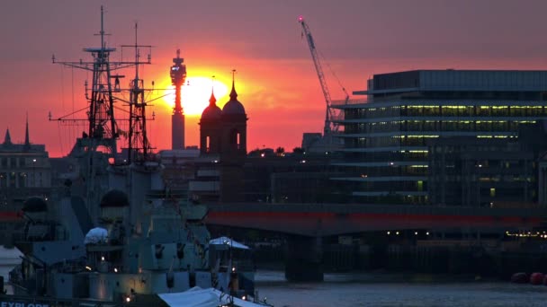 Röd solnedgång nära ovanför London Bridge — Stockvideo
