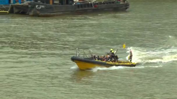 Londres - 11 de agosto de 2015: Barco turístico en el Támesis, Londres — Vídeos de Stock