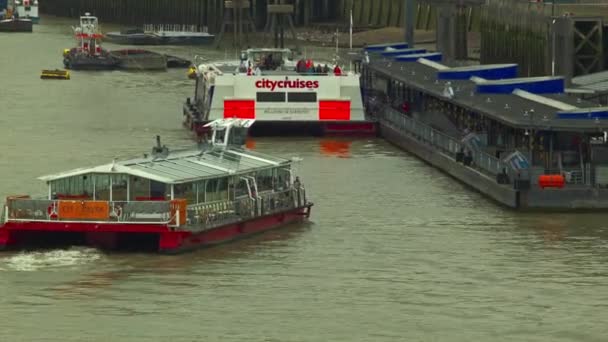 Londres - 11 de agosto de 2015: Barco turístico se prepara para atracar, Londres — Vídeos de Stock