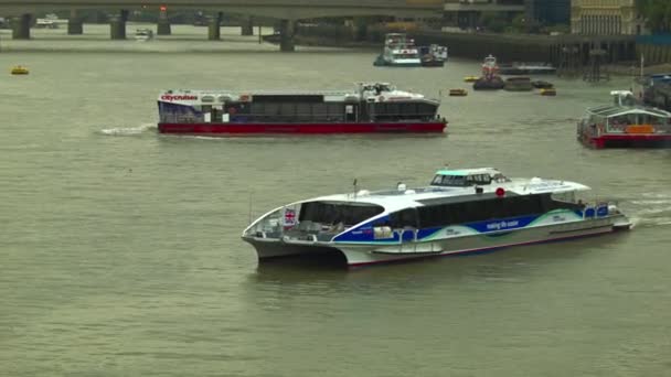 Londra - 11 agosto 2015: Barca turistica di Thames clippers che passa sotto il Tower Bridge, Londra — Video Stock